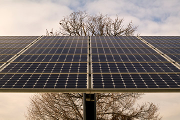 Solar tracker, photovoltaic device