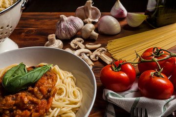 Bodegon de comida italiana de espaguetis con salsa de tomate.
