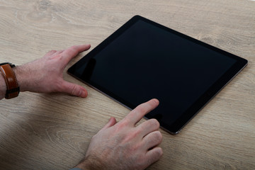 Tablette tactile sur bureau avec utilisateur - layer mask inclus