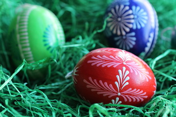 Bunte handbemalte Ostereier im grünen Osternest