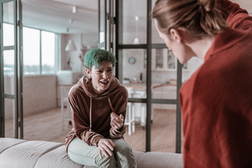 Obraz premium Green-haired woman crying while having argument with husband