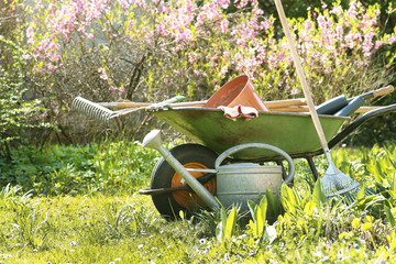 Frühling, Garten, Gartenarbeit, Schubkarre, Giesskanne, Rechen, Textraum, copy space