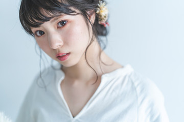 カジュアルウェディングの女性