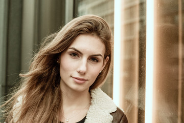 Junge Frau im Lifestyle Zeitgeist