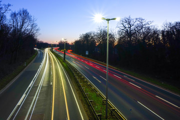 Leuchtspuren auf einer Hauptverkehrsstraße bei Nacht