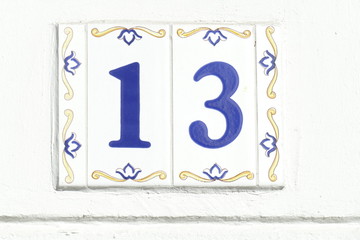 Hausnummernschild Nummer 13