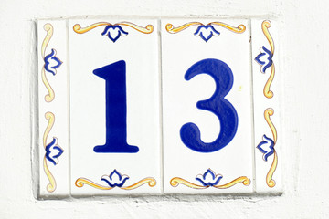 Hausnummernschild Nummer 13