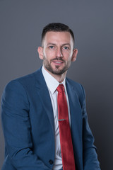 Junger Mann mit Anzug