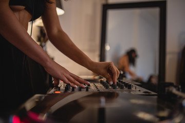 Junge DJ Frau am Mischpult Turntable Plattenspieler