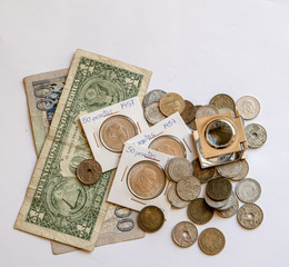 Billetes y monedas apiladas esperando ser clasificadas por antigüedad.