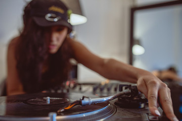 Junge DJ Frau am Mischpult Turntable Plattenspieler