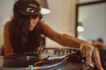 Junge DJ Frau am Mischpult Turntable Plattenspieler