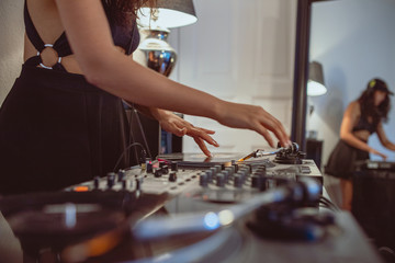 Junge DJ Frau am Mischpult Turntable Plattenspieler