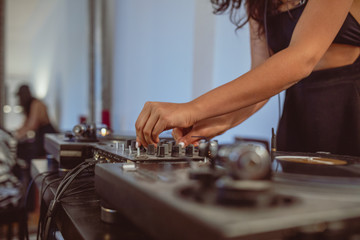 Junge DJ Frau am Mischpult Turntable Plattenspieler