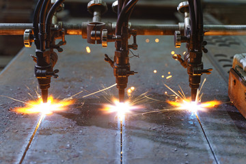 The machine cuts metal sheets with gas
