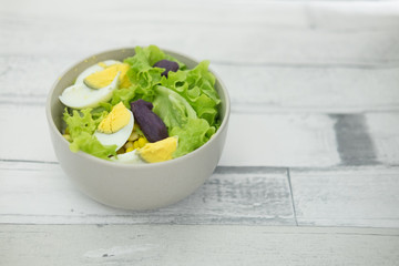 Lettuce salad with yam and boiled egg