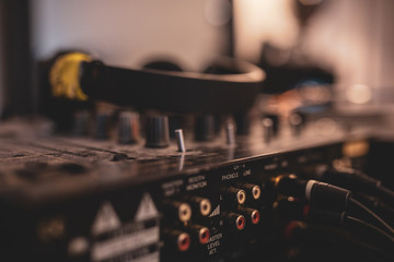 Junge DJ Frau am Mischpult Turntable Plattenspieler