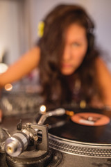 Junge DJ Frau am Mischpult Turntable Plattenspieler