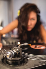 Junge DJ Frau am Mischpult Turntable Plattenspieler