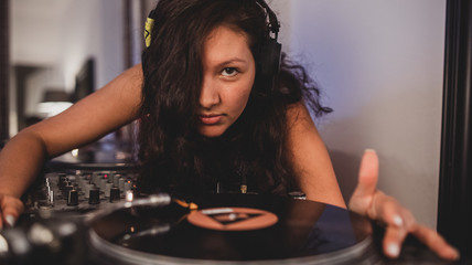 Junge DJ Frau am Mischpult Turntable Plattenspieler