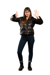 Obraz premium Full-length shot of Woman with glasses counting six with fingers