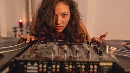 Junge DJ Frau am Mischpult Turntable Plattenspieler