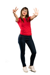 Obraz premium Full-length shot of Woman with glasses counting seven with fingers