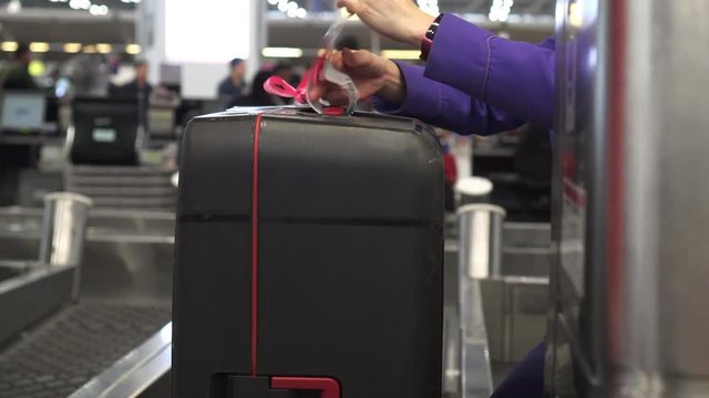 Luggage check in tagging attach before loading