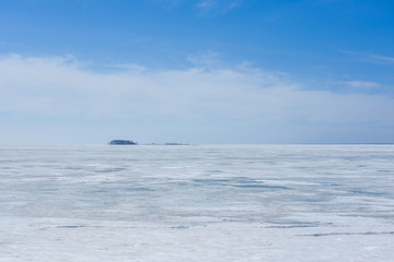 Fototapeta na wymiar The snow-covered lake melts in the spring.