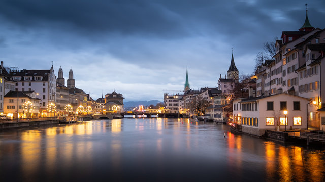 Limmat in Z&uuml;rich an einem kalten Winterabend