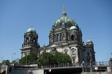 Fototapeta na wymiar シュプレー川から見たベルリン大聖堂