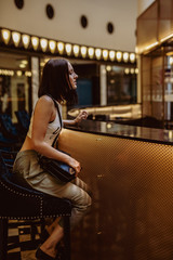 Frau in Love flaniert durch die Lichter Stadt Berlin