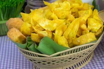 Deep fried dumpling in basket at market.