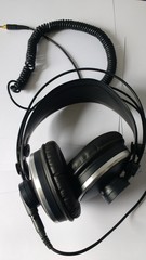 Fototapeta na wymiar Standard headphones (closed back)