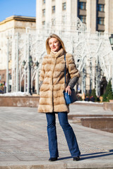 Obraz premium Young beautiful woman in winter coat