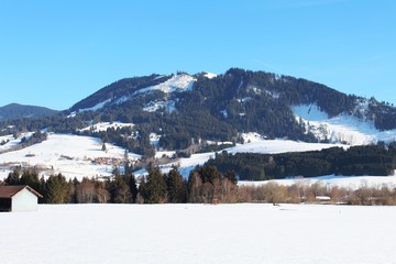 Fototapeta na wymiar Blick auf die verschneiten Berghänge des Buron bei Wertach, Allgäu, Bayern