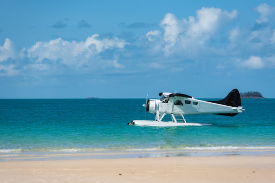 Wasserflugzeug im Profil mit Blick vom Strand
