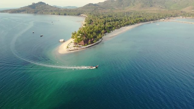 Longtailboot vor dem Sivalai Beach Resort auf Koh Mook in Thiland