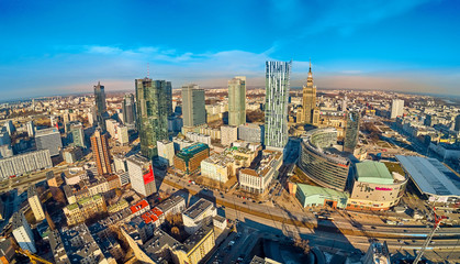 Fototapety  Piękny panoramiczny widok z lotu ptaka na centrum Warszawy i wieżowiec mieszkalny „Złota 44” zaprojektowany przez amerykańskiego architekta Daniela Libeskinda