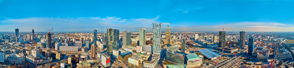 Fototapety  Piękny panoramiczny widok z lotu ptaka na centrum Warszawy i wieżowiec mieszkalny „Złota 44” zaprojektowany przez amerykańskiego architekta Daniela Libeskinda