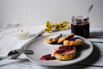 Cheese cakes with jam and sour cream
