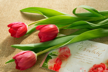 Kartka urodzinowa i bukiet tulipanów