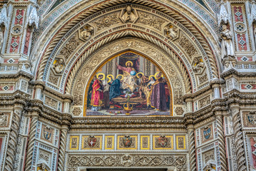 Fototapeta na wymiar Detail of the facade of the Basilica di Santa Maria del Fiore in Firenze, Italy