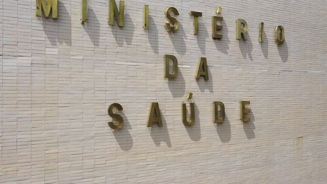 Slow push in to a Ministerio Da Saude sign in Brasilia's federal district
