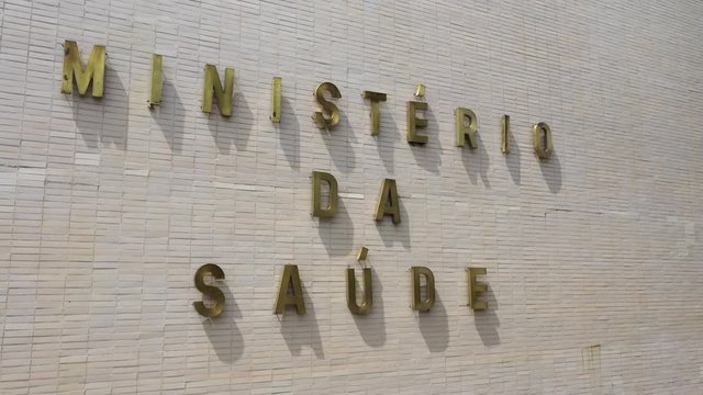 Drone shot rising up and revealing a Ministerio Da Saude sign in Brasilia
