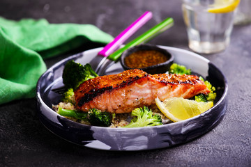 Glazed salmon fillet with broccoli..style hugge