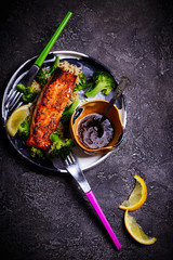 Glazed salmon fillet with broccoli..style hugge