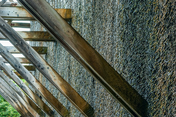 Gradierwerk, Holzkonstruktion und Dornwand aus Schwarzdornbündel an denen die Sole herabrieselt...