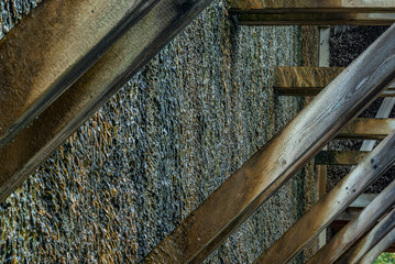 Gradierwerk, Holzkonstruktion und Dornwand aus Schwarzdornbündel an denen die Sole herabrieselt...
