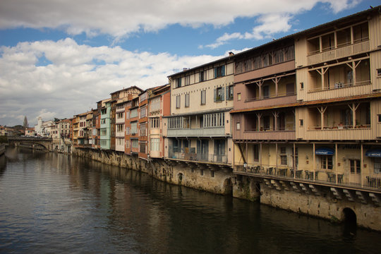 Casas a orillas del r&iacute;o Agout en Castres